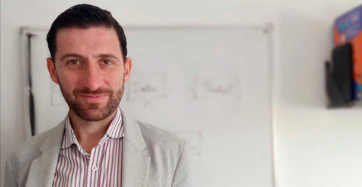 La IA como parte del equipo: Un Junior sabelotodo por 20 USD